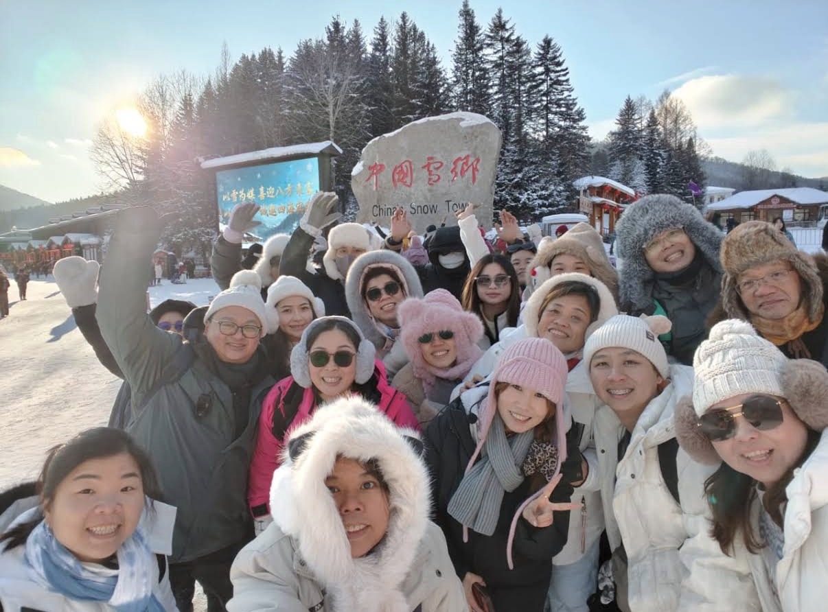 团员全副保暖装备在中国雪乡入口合影