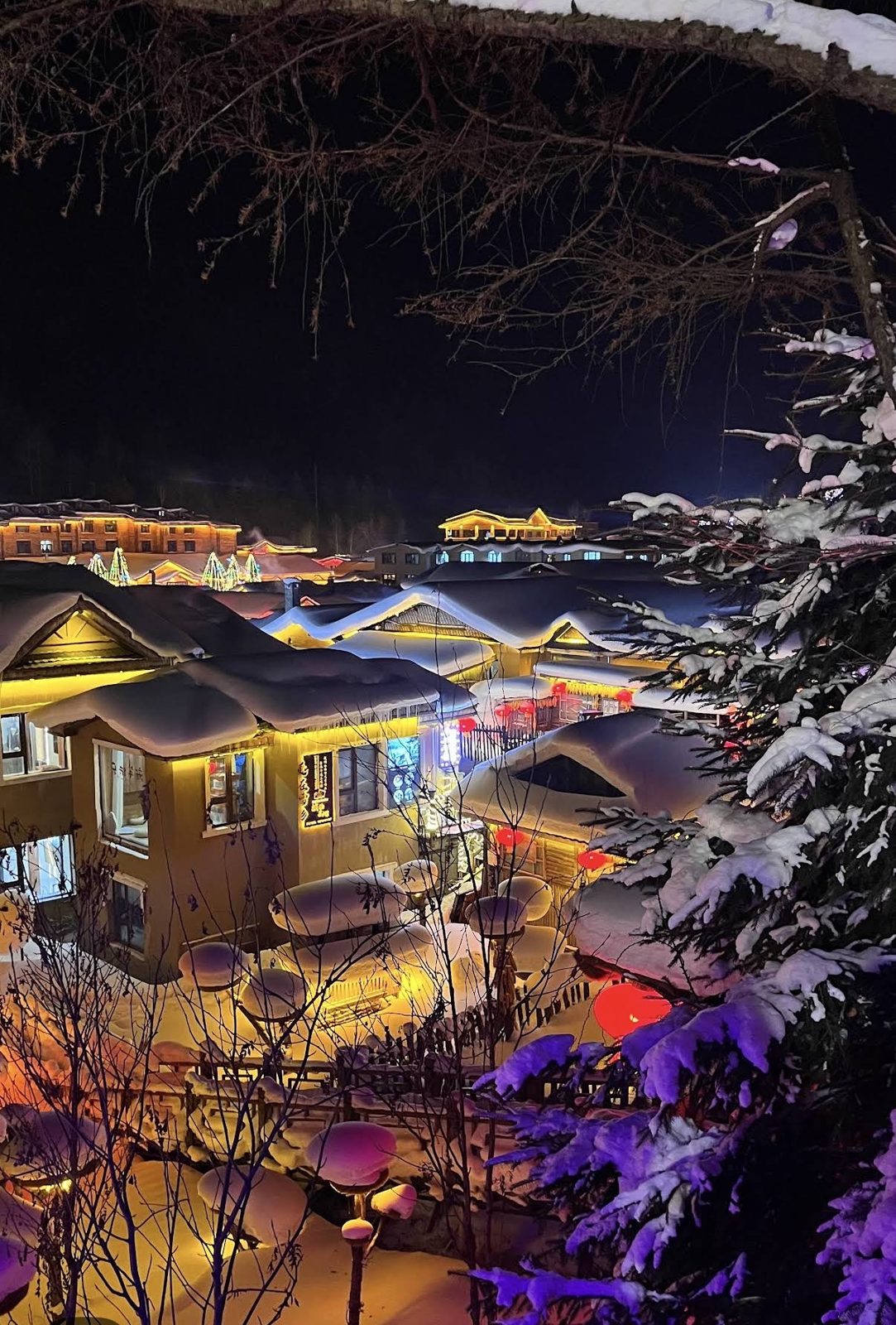 夜晚的中国雪乡，屋顶积雪如棉被
