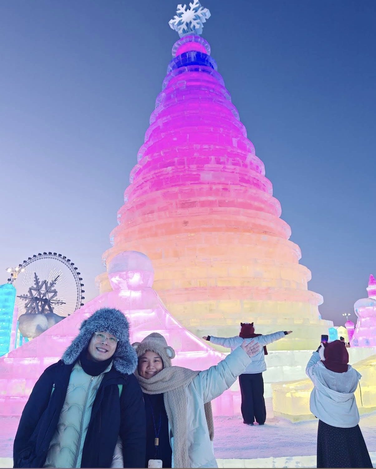 黄昏时亮灯的哈尔滨冰雪大世界冰塔