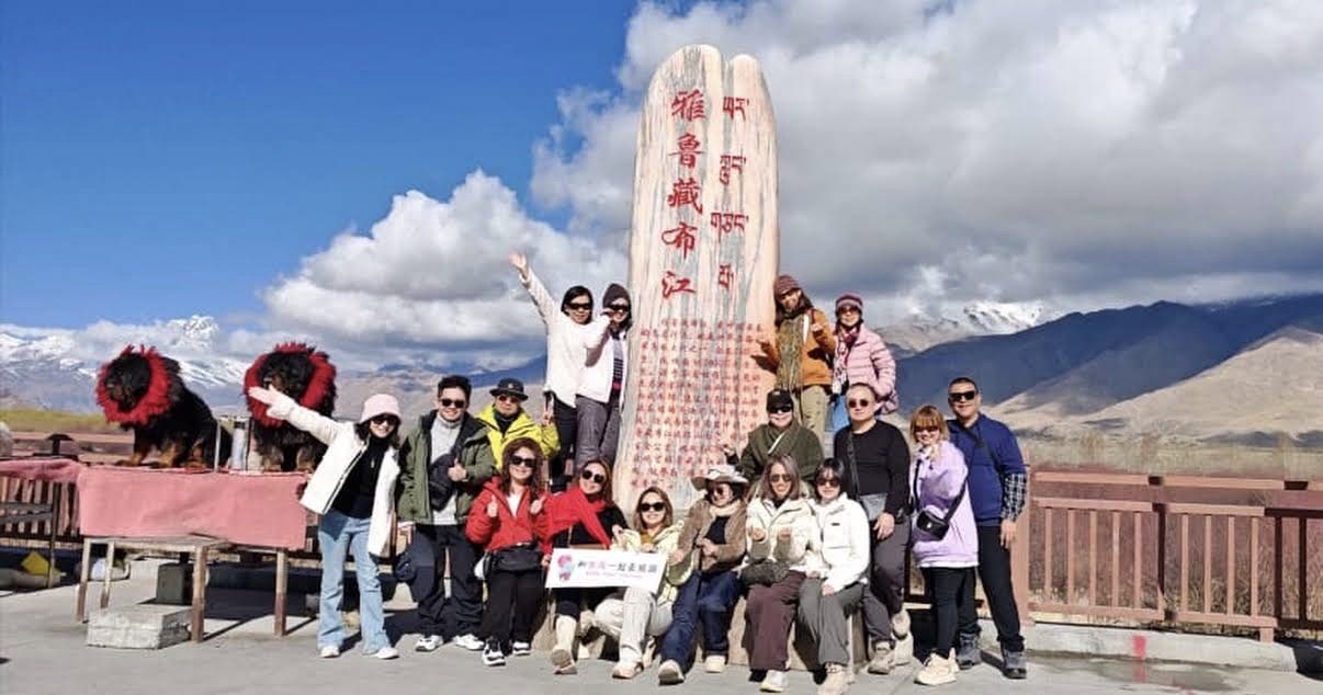 Clear skies and snowy peaks at the Yarlung Tsangpo River marker